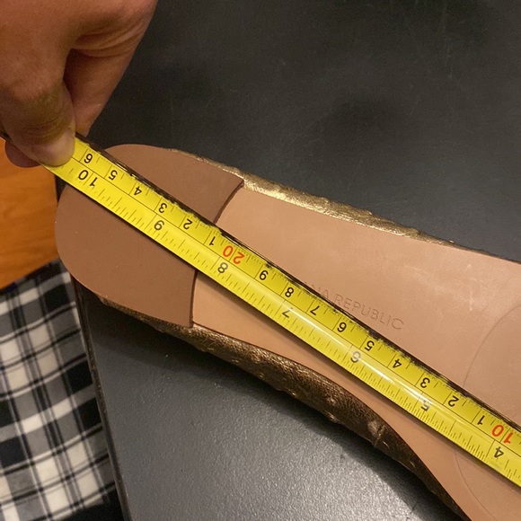 Banana Republic Golden Ostrich Leather Bow Ballet Flats - Picture 8 of 8